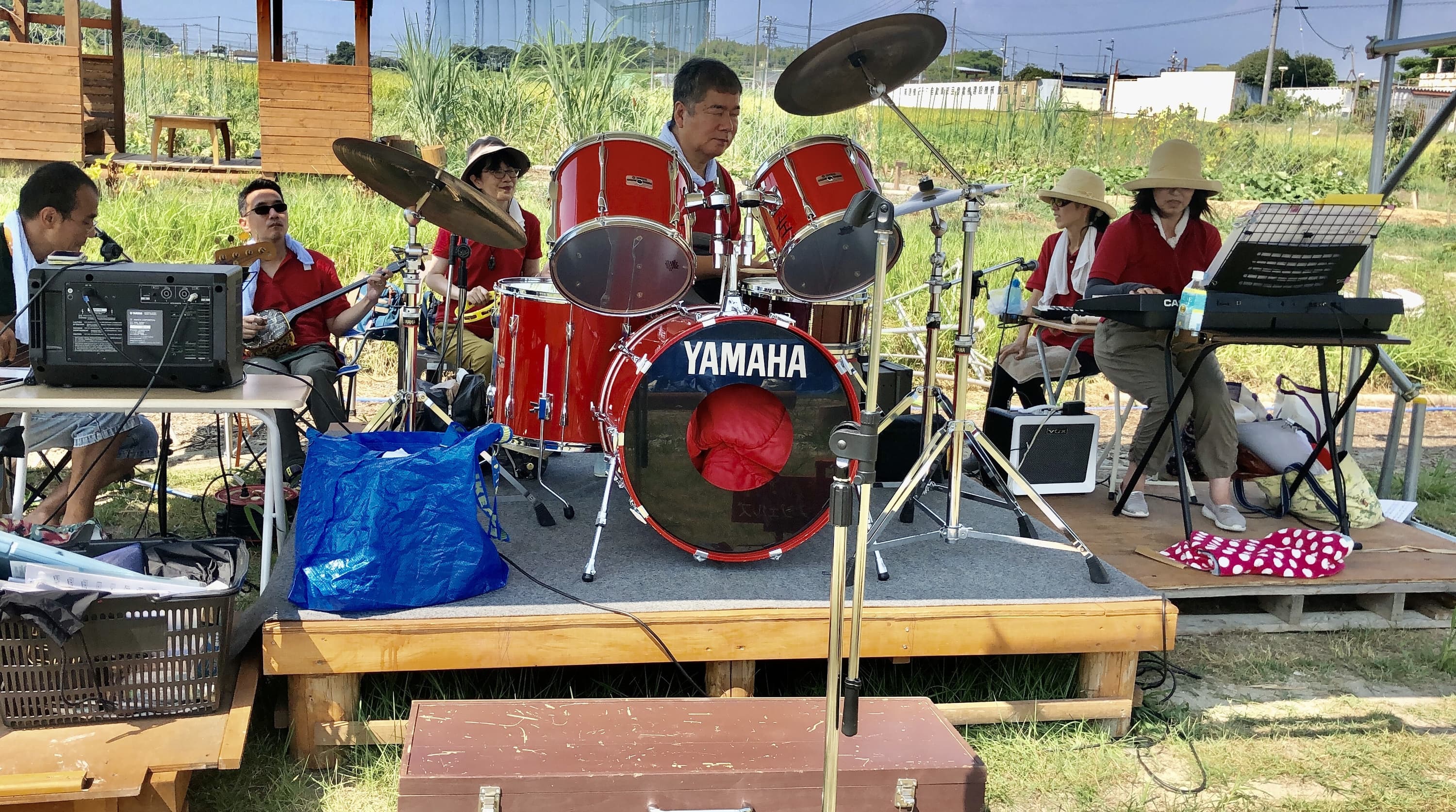 野外ステージにて演奏中